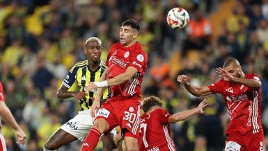 Fenerbahçe, Antalyaspor'u 2-0 ile Geçti