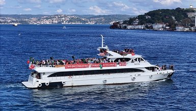 Liverpool Taraftarları İstanbul Boğazı'nda Tekne Turu Düzenledi