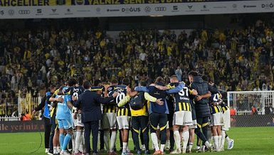 Fenerbahçe Teknik Direktörü Tedesco, Galibiyeti Futbolcularıyla Kutladı