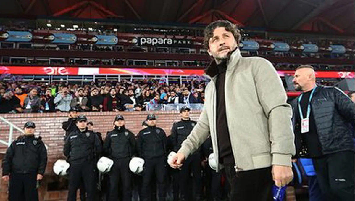 Fatih Tekke'ye Sosyal Sorumluluk Ödülü Verildi