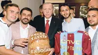 Erdoğan, gençlerle buluştu; Trabzonspor forması hediye edildi