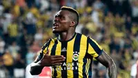 Fenerbahçe'nin Eski Golcüsü Emenike'den Şaşırtan Paylaşım